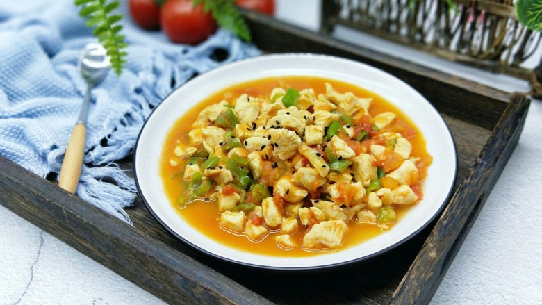 了不起的小番茄+茄汁鸡肉丁,盛出装盘撒上<a style='color:red;display:inline-block;' href='/shicai/ 141774'>熟黑芝麻</a>,酸甜可口。