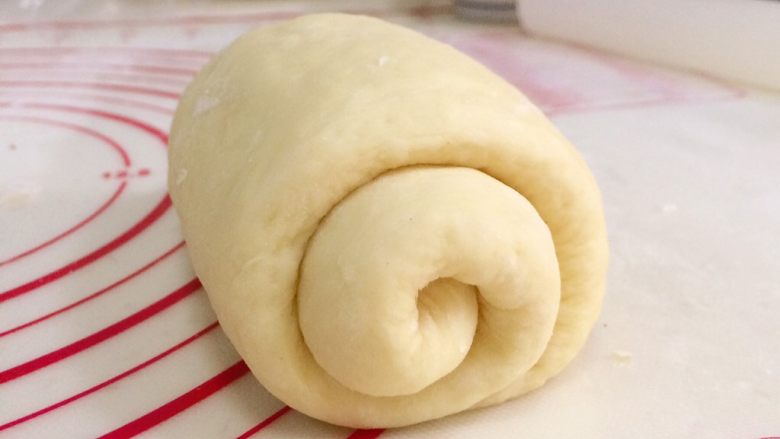 炼乳吐司(中种法),继续卷起来,2.5圈比较好,最好不要超过3圈。
