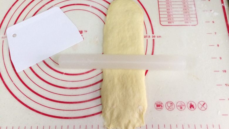 炼乳吐司(中种法),松弛好后,进行第二次擀卷,把面团擀长。