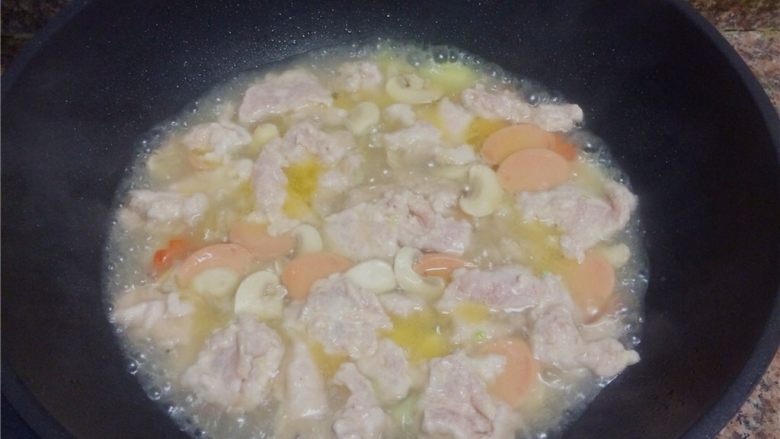 杂蔬滑肉,用筷子将瘦肉一片一片夹入锅中,然后煮开。