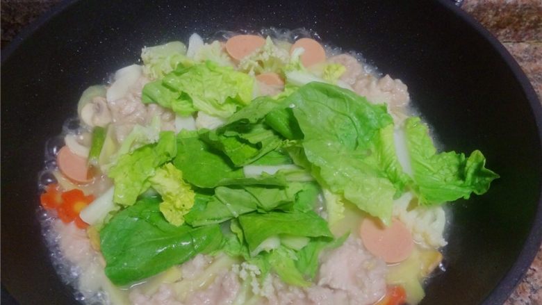 杂蔬滑肉,放入白菜煮约1分钟即可关火。