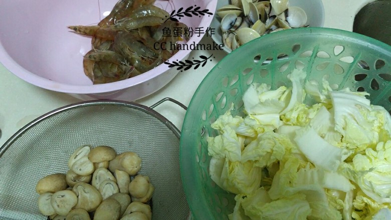 冬阴功水煮鱼,倒入冬阴功酱，如果有香茅、柠檬叶和南姜可以此时加入。然后加入草菇和白贝。搅拌汤料。