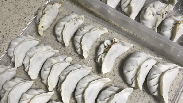 抱蛋煎饺,然后取出饺子皮,一个一个包起来(此处省略包饺子过程,实在来不及拍照)饺子皮我是菜场买的,包的时候我再用擀面杖把皮擀薄一些,我还喜欢肉放多一些,想想一会儿煎完吃的时候【皮薄肉多】还有【汤汁满溢】的感觉就开森,呵呵
