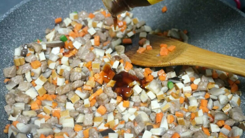秘制千刀肉,撒少许盐,耗油,十三香,翻炒均