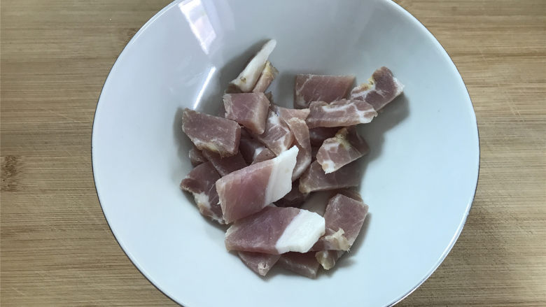 咸肉豌豆糯米饭,<a style='color:red;display:inline-block;' href='/shicai/ 426'>咸肉</a>洗净后切薄片或小粒,