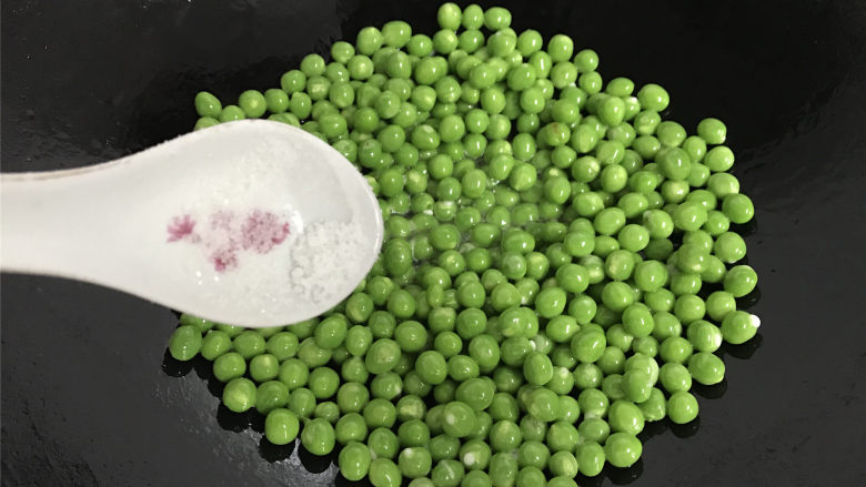 咸肉豌豆糯米饭,炒匀后加入少许盐翻炒均匀,变色后即可盛出。