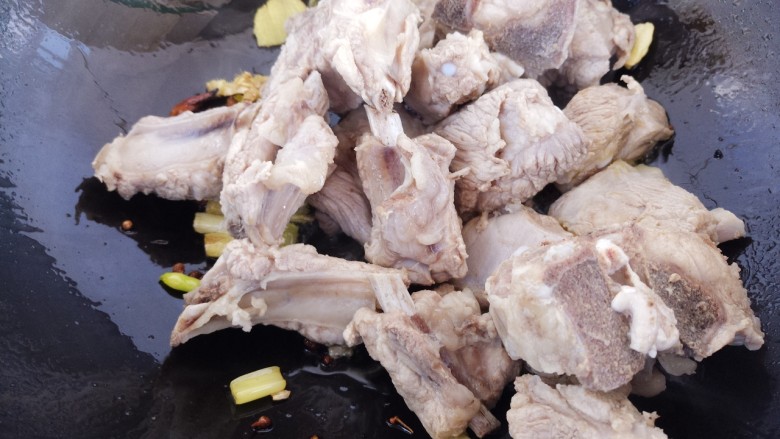 豆角炖排骨,再放入排骨炒,排骨一定要沥干水分,不然会溅油
