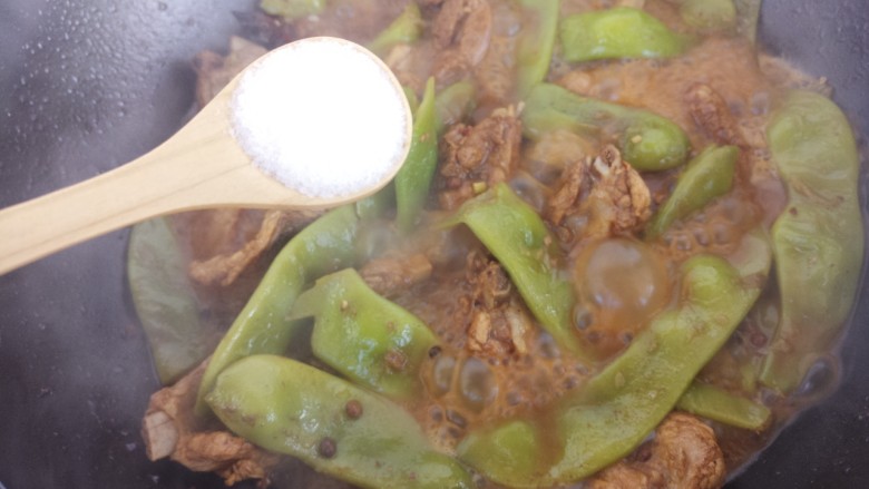 豆角炖排骨,豆角炖软烂之后,加入一勺盐