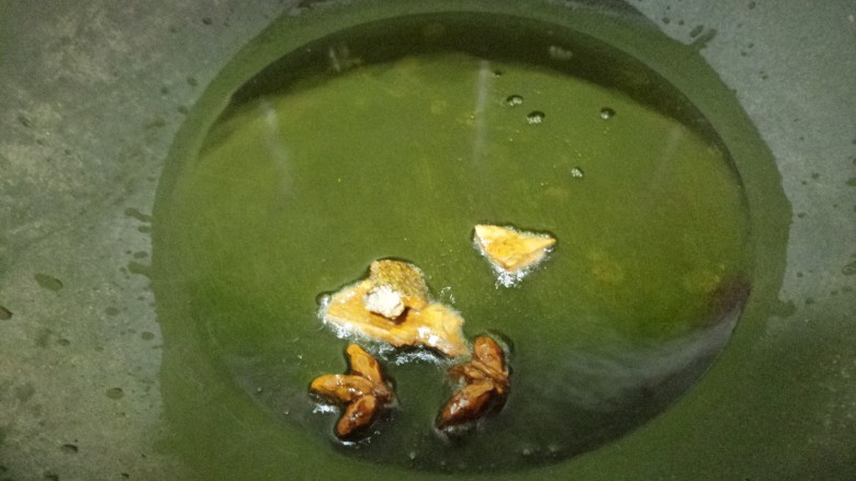 家常红烧凤爪,油热了,先把桂皮八角炒香