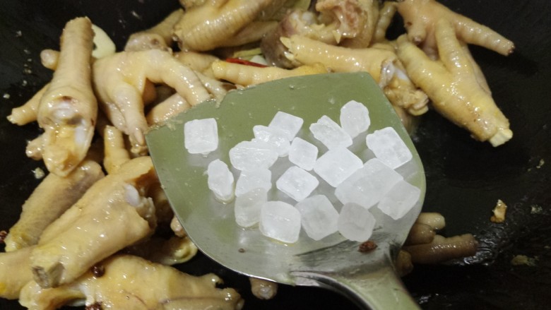 家常红烧凤爪,炒匀,再放冰糖炒
