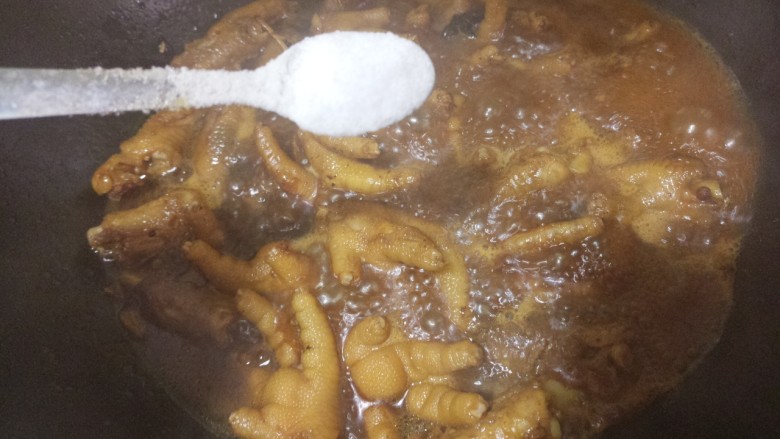家常红烧凤爪,大火炖,炖10分钟,加一勺盐
