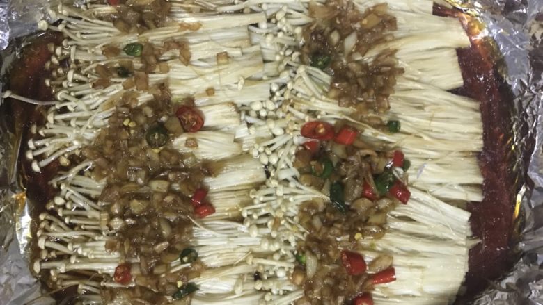 蒜蓉金针菇烤箱版,烤熟的金针菇会出许多汁水。开动吧,超香超下饭~