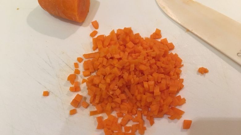 花样豆皮饭团,红萝卜切细丁,大小与洋葱丁一样即可