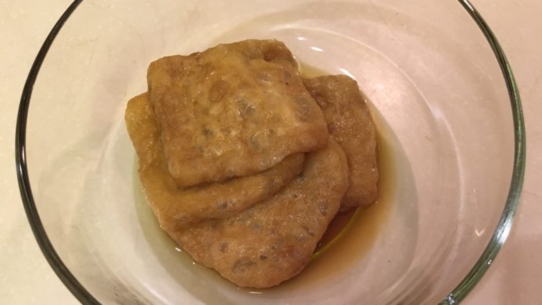 花样豆皮饭团,连酱汁一起放凉备用