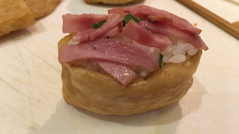 花样豆皮饭团,将炒好的培根摆上!培根豆皮饭团!✌️