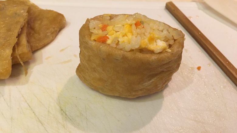 花样豆皮饭团,整理一下缘口,向内折入。蛋炒饭饭团!✌️