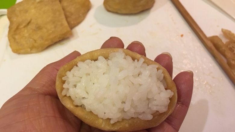 花样豆皮饭团,每个豆皮一份米饭,塞满,边缘折起。