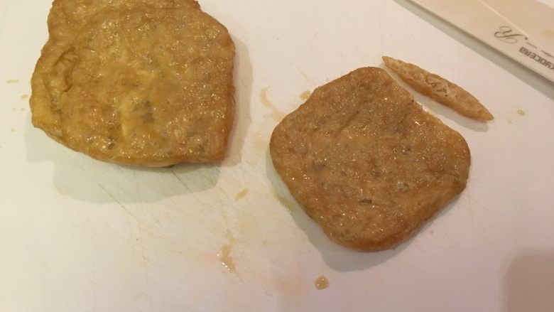 花样豆皮饭团,豆皮取一边切掉