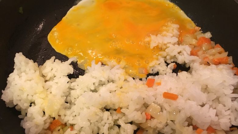 花样豆皮饭团,加入蛋液、1份米饭,继续翻炒均匀