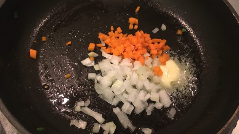 花样豆皮饭团,加入洋葱、红萝卜丁、盐、胡椒粉,炒香