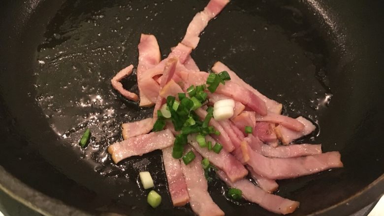 花样豆皮饭团,加入葱末混合均匀即可,捞出备用