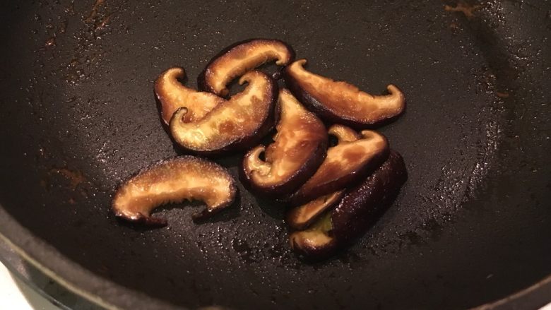 花样豆皮饭团,加香菇片小火翻炒到香菇变软,酱汁收干即可,捞出备用