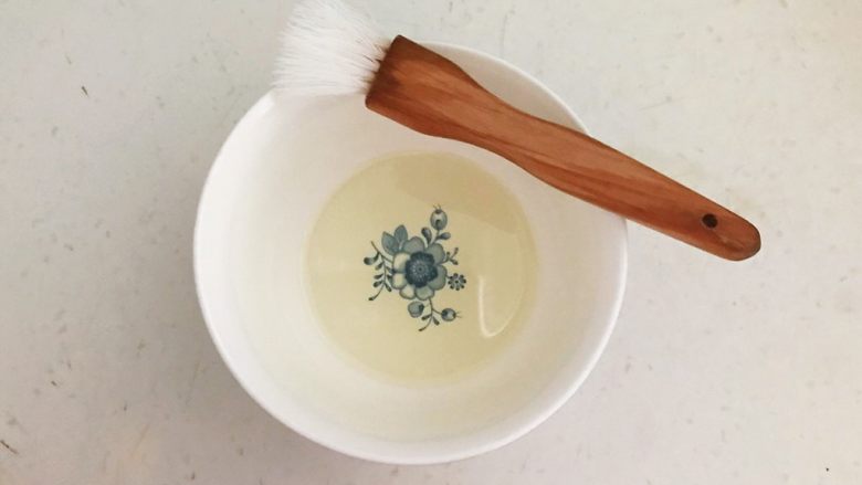 黑椒烤肠,1勺大豆色拉油放入碗中,准备好刷子