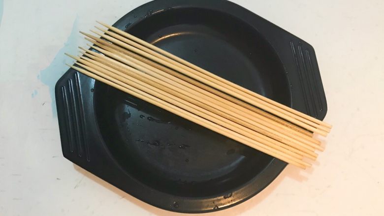 黑椒烤肠,竹签子清洗干净,晾干备用