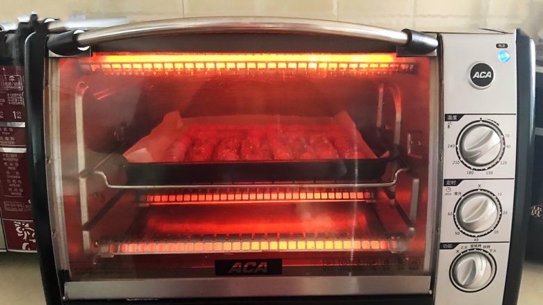 黑椒烤肠,再把烤盘放入烤箱里,上下火200W,烤2分钟即可