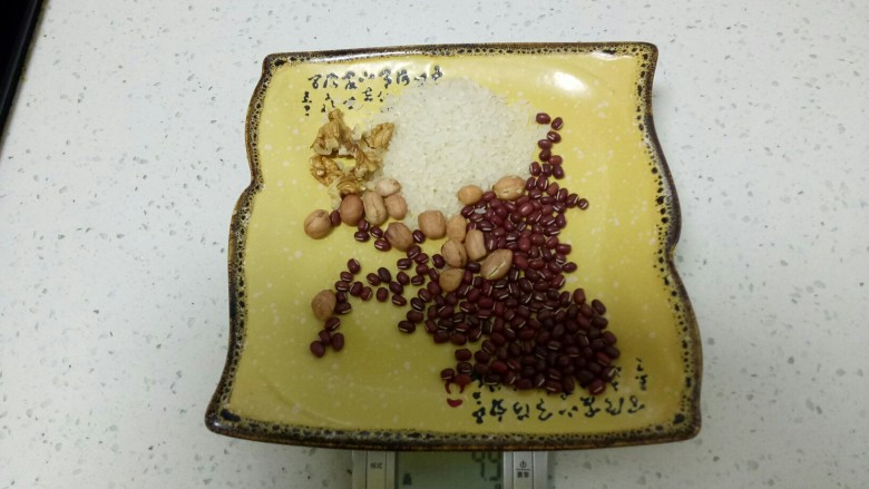 红豆大米花生核桃糊,<a style='color:red;display:inline-block;' href='/shicai/ 665'>核桃</a>2个5克。