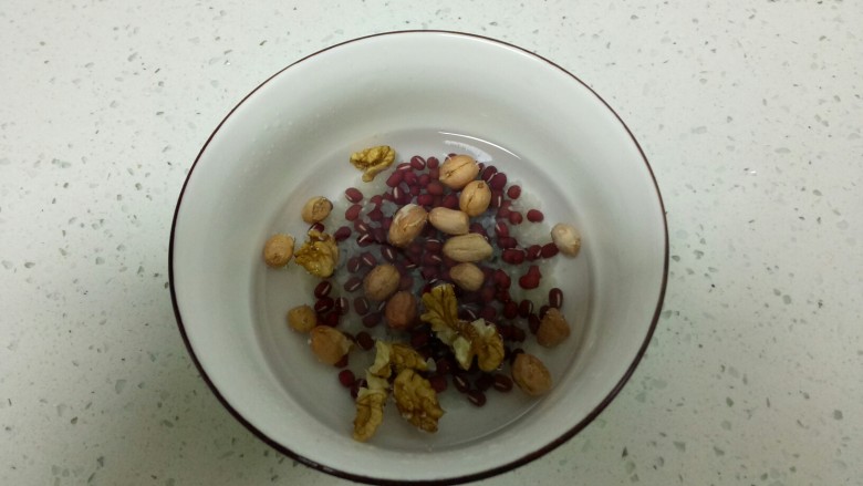 红豆大米花生核桃糊,将所有食材放入水中洗净