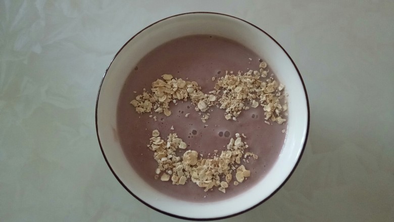 红豆大米花生核桃糊,撒上即食燕麦片点缀 。