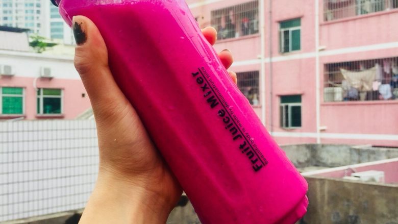 全麦发面饼,最后出门前，榨一杯火龙果酸奶昔，健康一天开始啦～