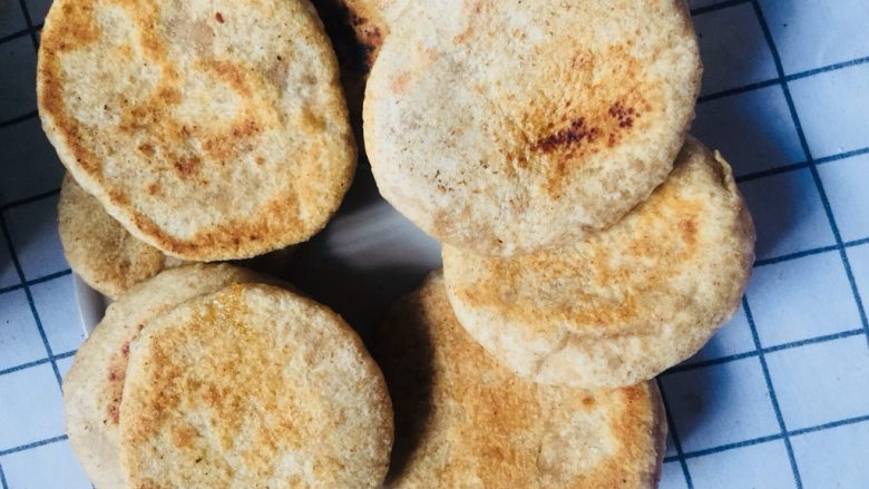 全麦发面饼,因为时间比较赶，所以饼的形状可能不是特别好，哈哈，味道还不错～