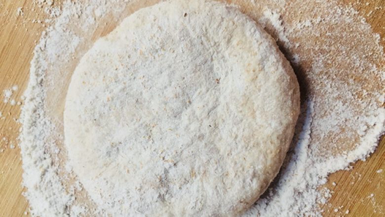 全麦发面饼,将面团分成适当大小，中间包<a style='color:red;display:inline-block;' href='/shicai/ 882'>红糖</a>，再干成面饼。