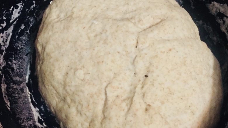 全麦发面饼,将全麦、白面粉倒入盆中，<a style='color:red;display:inline-block;' href='/shicai/ 731'>酵母</a>兑水融化倒入盆中，揉成面团，盖上保鲜膜发面。