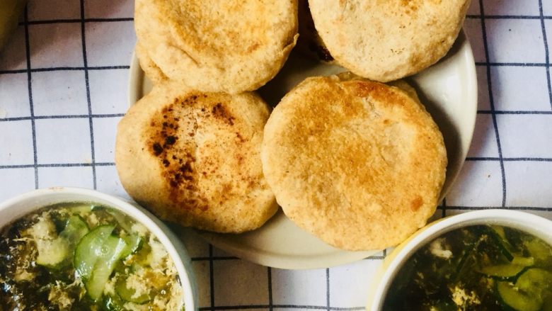 全麦发面饼,配以紫菜蛋花汤美味的呢～