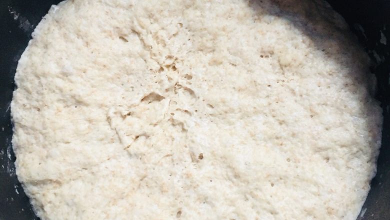 全麦发面饼,我是前一天发的面，正常情况下发一个半小时左右，待面团蓬松即可。