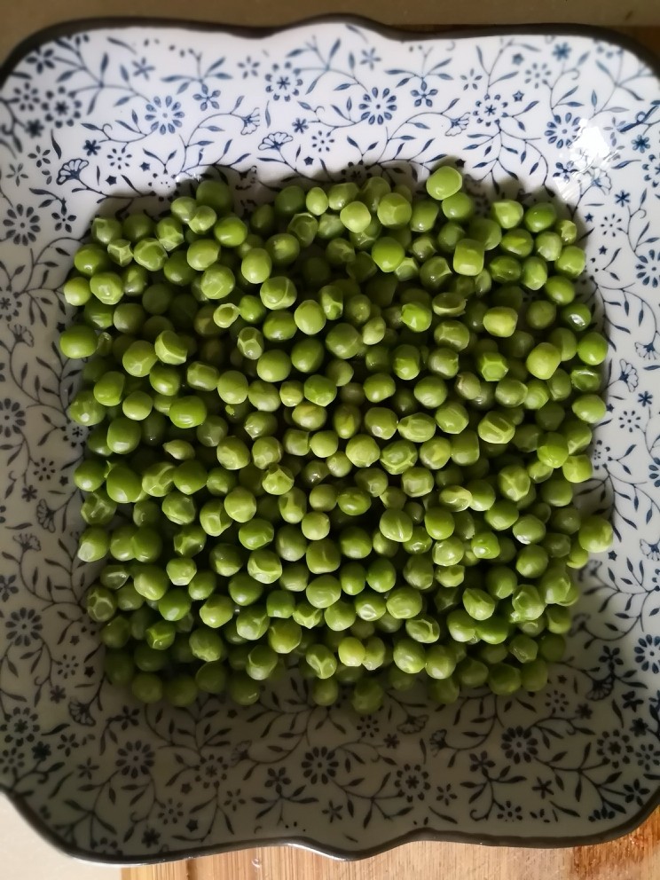 牛肉粒配青豆,<a style='color:red;display:inline-block;' href='/shicai/ 456'>青豆</a>加水煮熟后,铺在盘底备用。