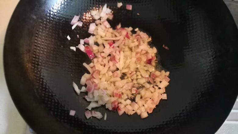 牛肉粒配青豆,油热后,先将洋葱在热油中炒出香味。
