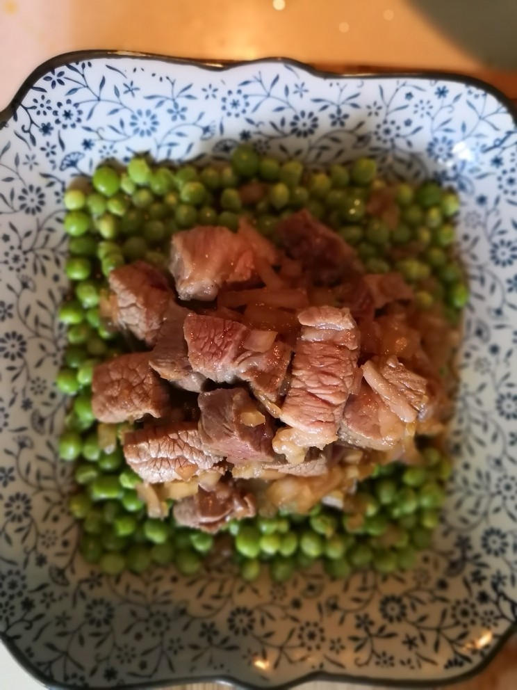 牛肉粒配青豆,出锅装盘,放在青豆上。