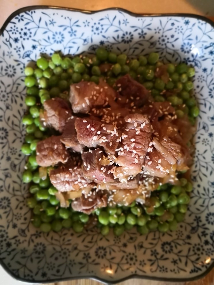 牛肉粒配青豆,最后撒一点<a style='color:red;display:inline-block;' href='/shicai/ 678'>白芝麻</a>。就ok了!