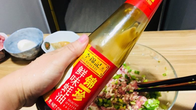 创意菜-万物复苏之春天的味道,倒入耗油,五香粉,料酒,少盐,少糖