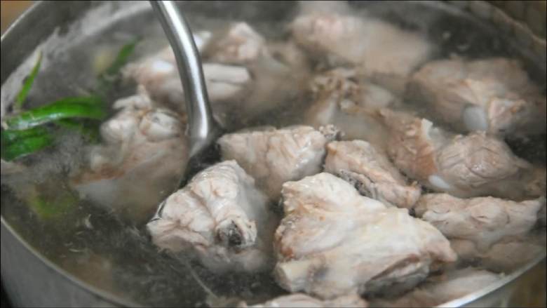 糖醋排骨增加了话梅的香甜,除了好吃还能说什么,加入葱、姜、料酒煮沸后捞出。