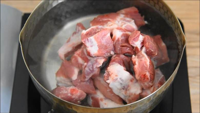 糖醋排骨增加了话梅的香甜,除了好吃还能说什么,排骨冷水下锅
