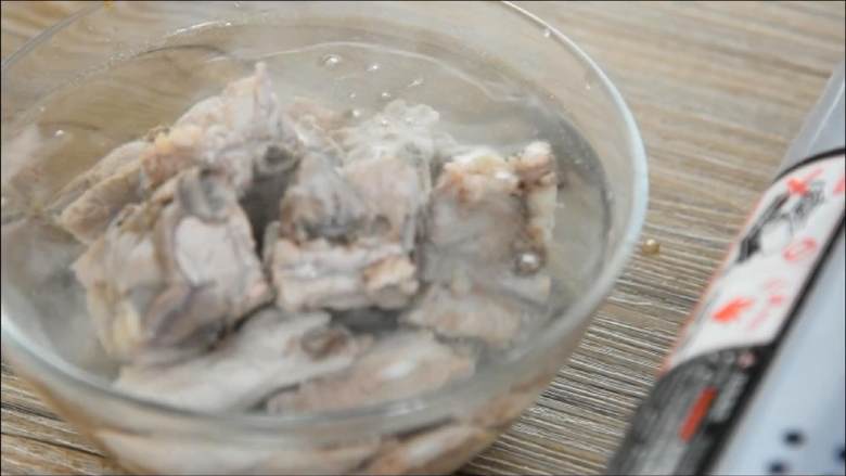 糖醋排骨增加了话梅的香甜,除了好吃还能说什么,过清水洗净备用