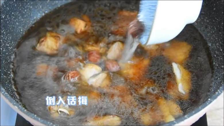 糖醋排骨增加了话梅的香甜,除了好吃还能说什么,倒入话梅,大火烧开转小火炖40分钟。