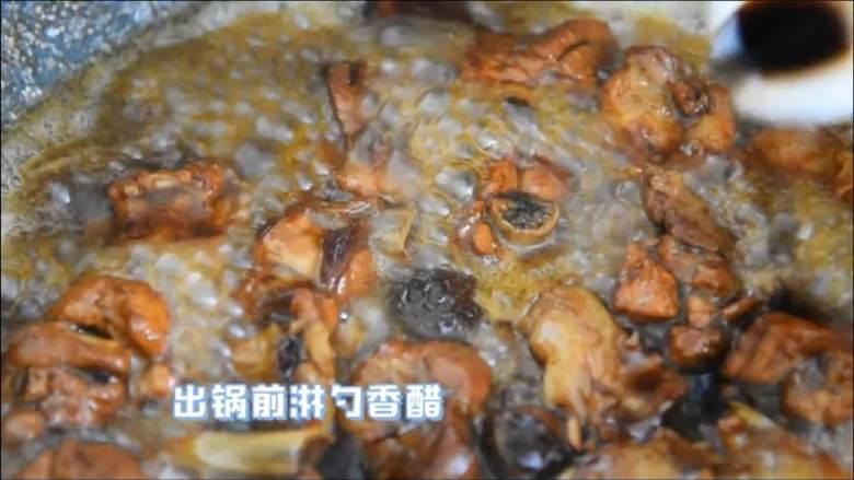 糖醋排骨增加了话梅的香甜,除了好吃还能说什么,出锅前淋勺香醋。