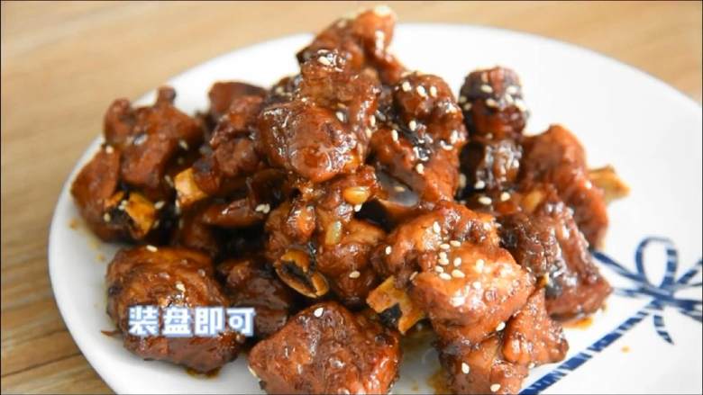 糖醋排骨增加了话梅的香甜,除了好吃还能说什么,关火,撒一勺白芝麻,装盘即可。