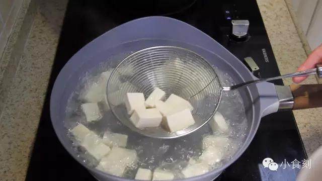 麻婆豆腐,水开后放入豆腐煮2分钟左右捞出沥干水分